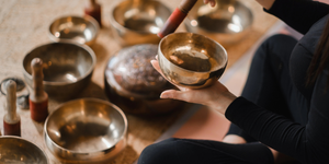 Le Guide Complet des Bols Chantants Tibétains : Origine, Bienfaits, Utilisation et Choix