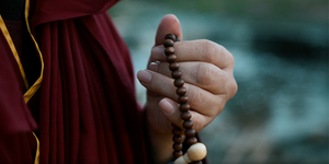 Le Pouvoir du Mala Tibétain : Un Rituel Apaisant pour Votre Routine Méditation