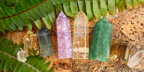 Obélisque en pierre naturelle : symbole de lumière, de savoir et d'énergie