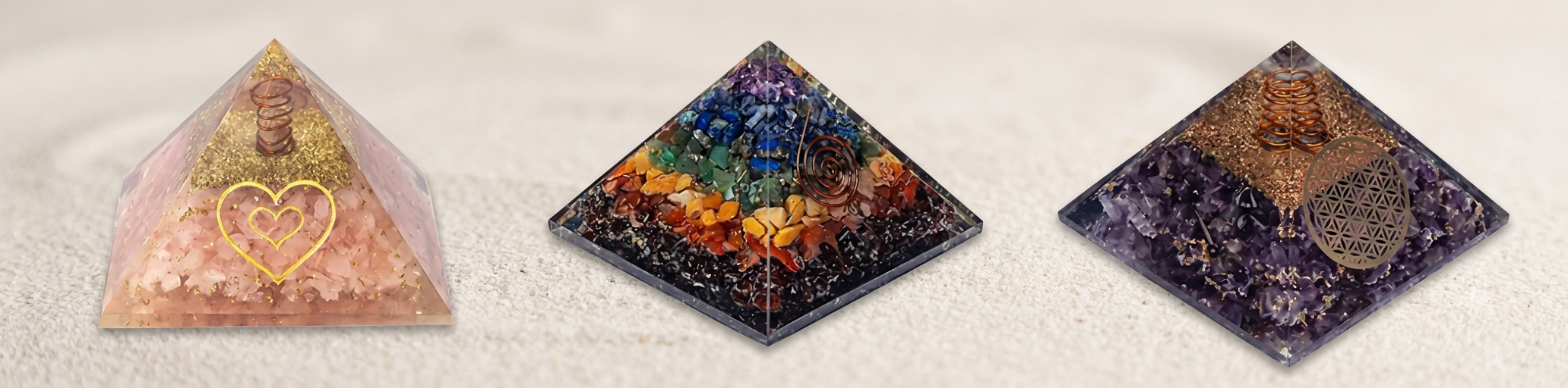 Orgonite posé sur une table basse avec un mala et de l'escen