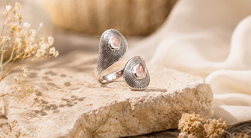 Bague en argent posée sur pierre
