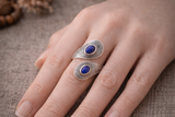 Bague Voile d’Orient en argent 925 avec lapis lazuli rond, style peigné, portée sur l’annulaire.