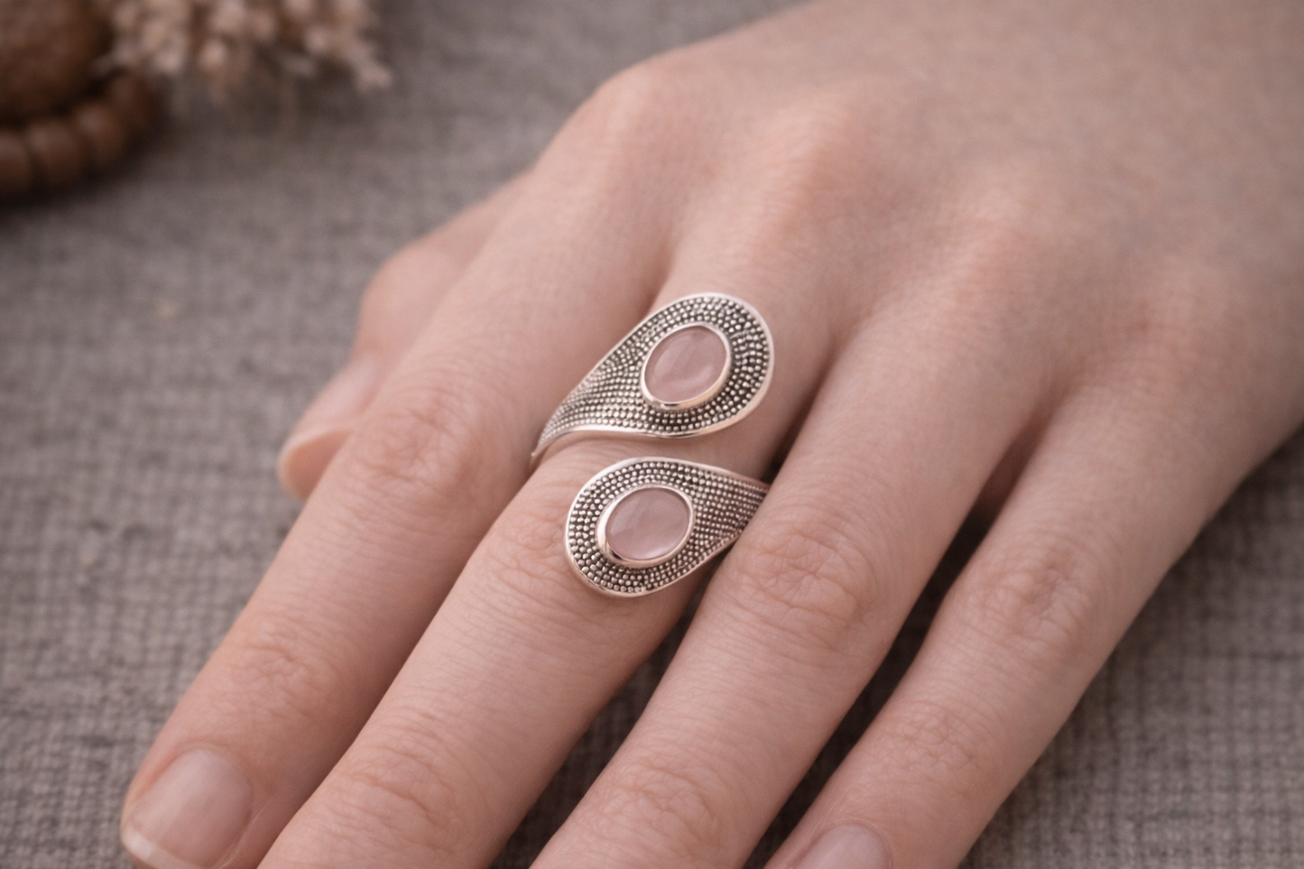Bague Aura de Tendresse en Quartz Rose et Argent 925, deux anneaux en argent massif avec pierre rose centrale.
