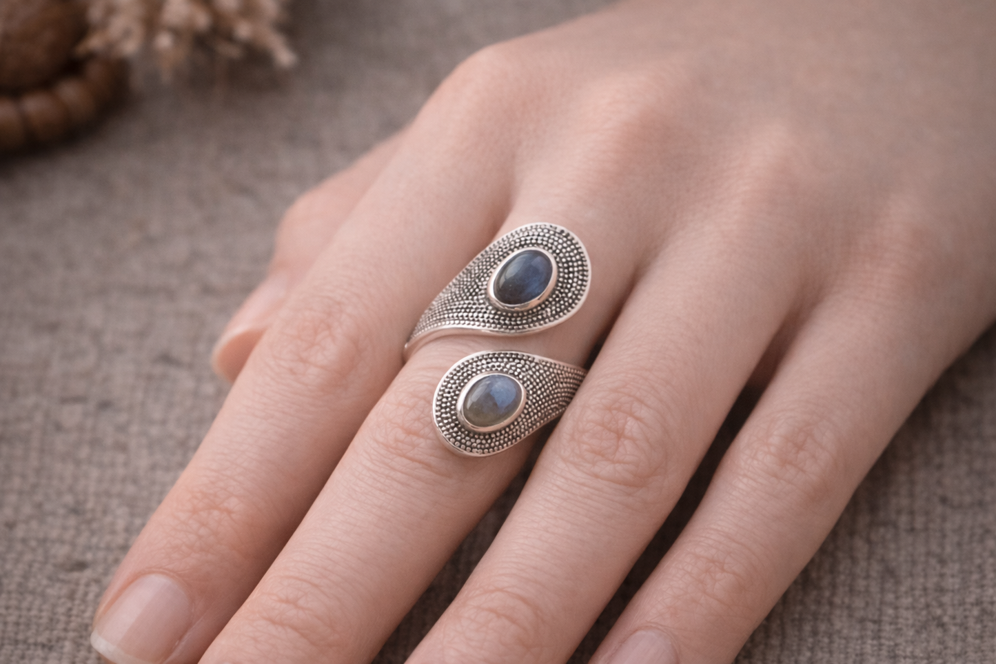 Anneaux ouverts en argent 925 ornés de labradorite bleutée, élégamment portés sur deux doigts.