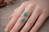 Bague Souffle d’Azur – Turquoise & Argent 925: deux bagues argentées à motifs perleux, each orné de turquoise ovale sur doigt.