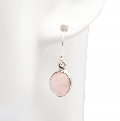 Boucle d’oreille pendante avec pierre rose et cadre argenté, esprit “Caresse de Rose” en quartz rose et argent 925