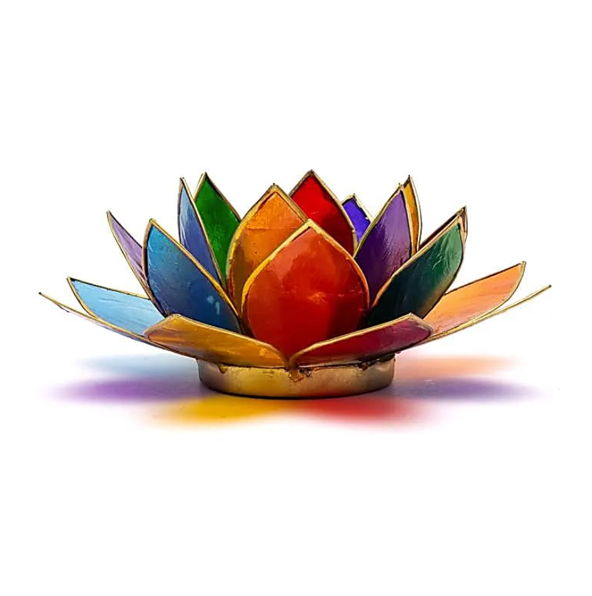 Bougeoir en forme de lotus coloré avec coquille de capiz translucide, évasé et lumineux, refleté par une lumière chaude.