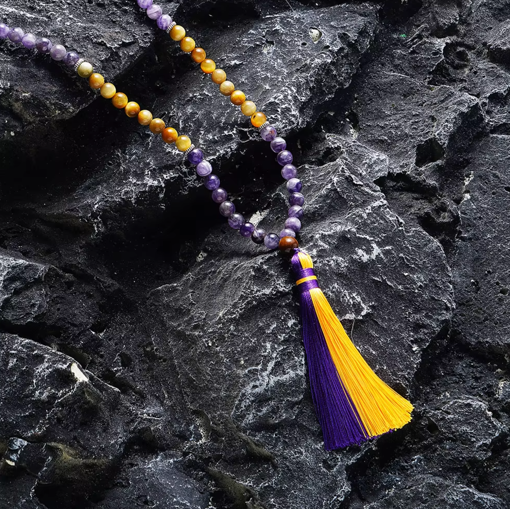 Mala-Erhebung in Amethyst und Goldachat 