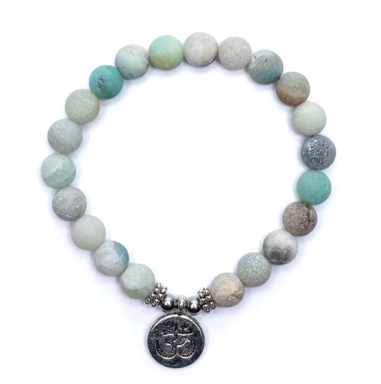 Bracelet en Amazonite pastel avec pendentif Om, esprit sérénité et équilibre émotionnel.