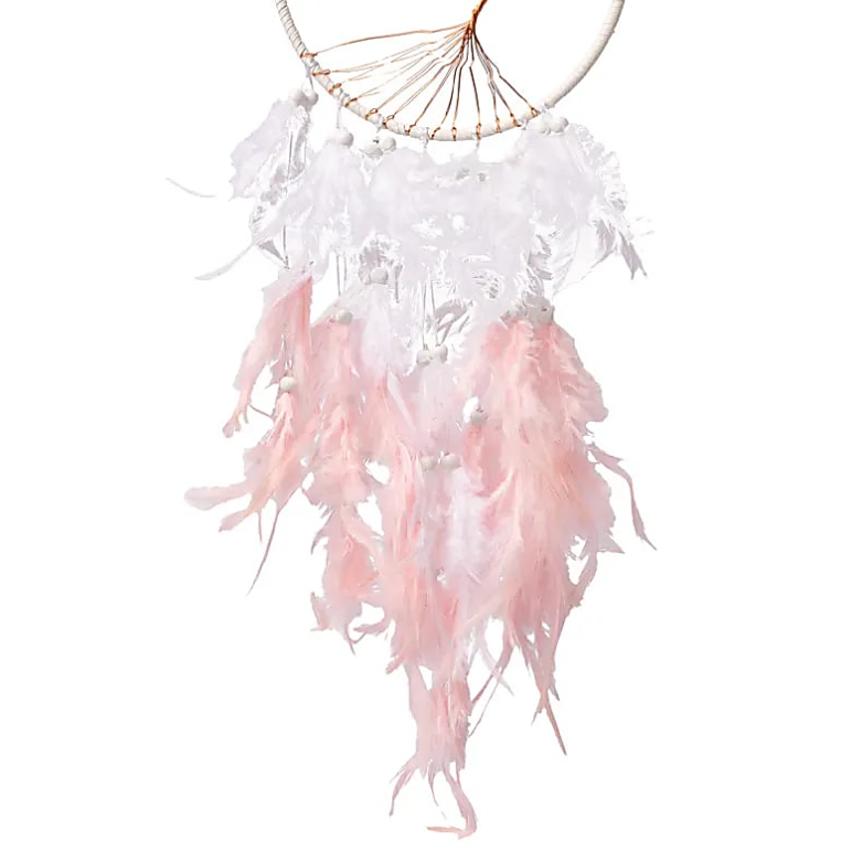 Attrape‑rêves Arbre de Vie avec quartz rose, plumes roses et blanches suspendues en rosée sur cerceau blanc.