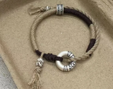 Bracelet Cercle du Bonheur élégant en duo de fils beige et noir, Anneaux en nacre gravés et perles craquelées avec pompon et mousqueton.