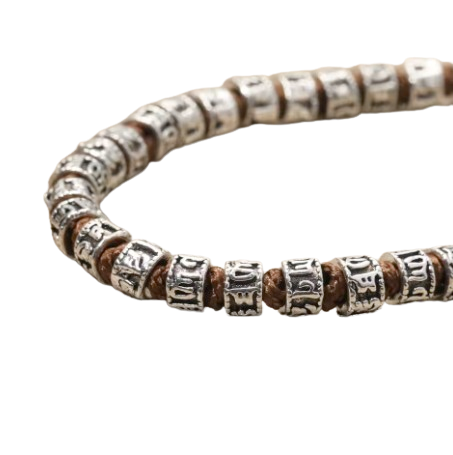 Bracelet Mantra et Perle Gourde – Protection & Harmonie: bracelet éthnique en perles cylindriques avec motifs gravés, thème protection et harmonie.