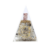 Orgonite Harmonie Lunaire Pierre de Lune: pyramide translucide avec spirale rouge et inclusions dorées et argentées.