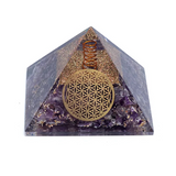 Orgonite Harmonie Céleste Améthyste – Fleur de Vie sur socle pyramidale en améthyste avec motif doré rond, spirale et éclats scintillants.