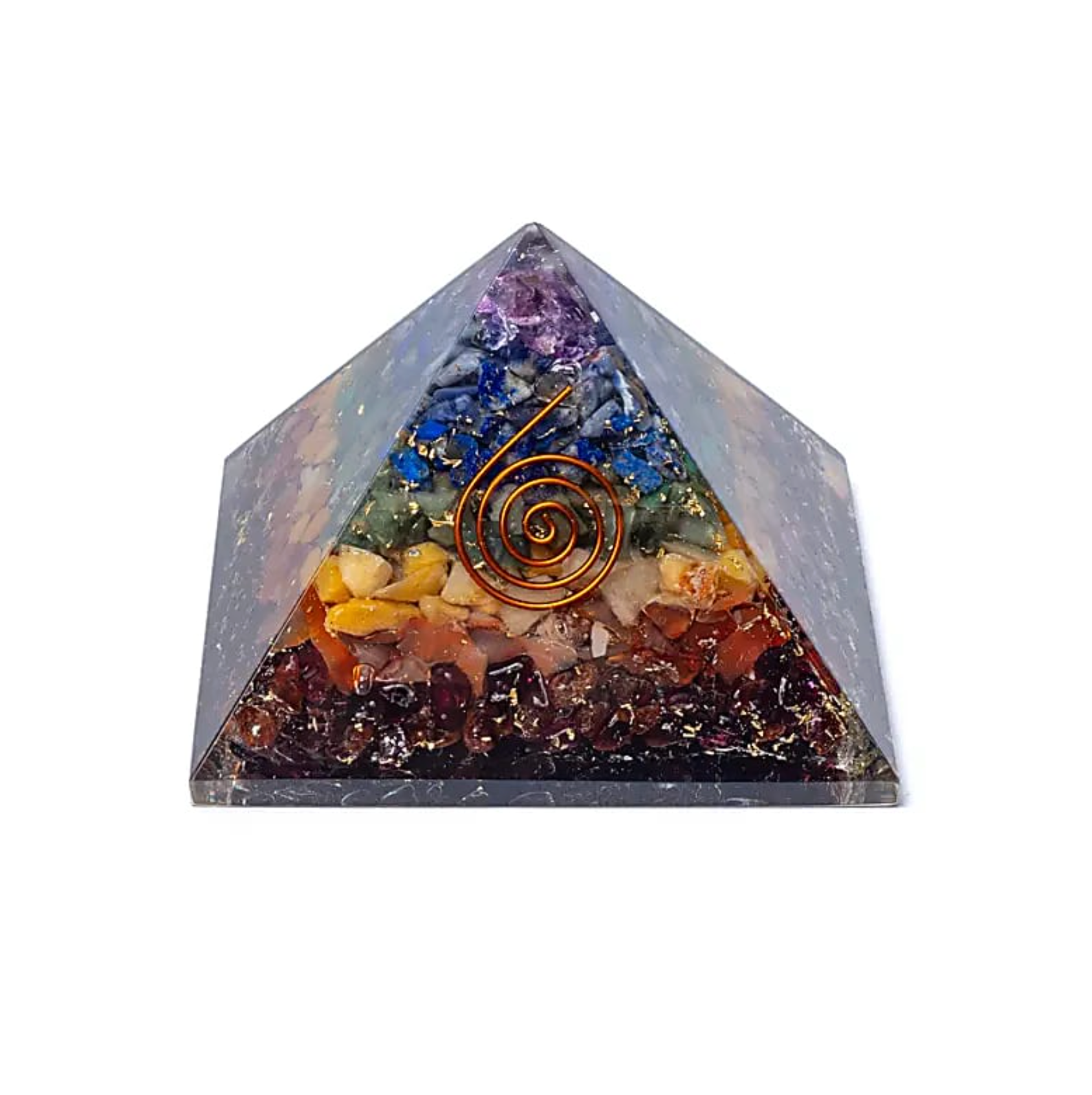 Orgonite Éveil des Chakras – 7 Pierres Naturelles, pyramide en résine avec inclusions de pierres multicolores et spirale métallique orange au centre.