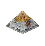 Orgonite Ailes Célestes Angélite, pyramide décorative avec éclats dorés et spirales rouges au centre.