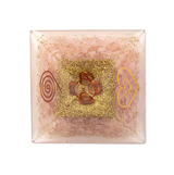 Orgonite Cœur de Lumière Quartz Rose – symbôle du Cœur, bloc rose avec pierres et résines dorées décoratives.