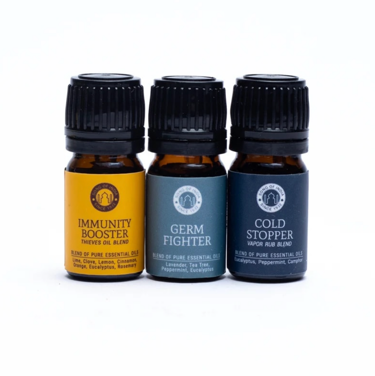 Coffret d’huiles essentielles Bien-être et immunité: trois flacons noirs avec étiquettes orange, bleu et gris.