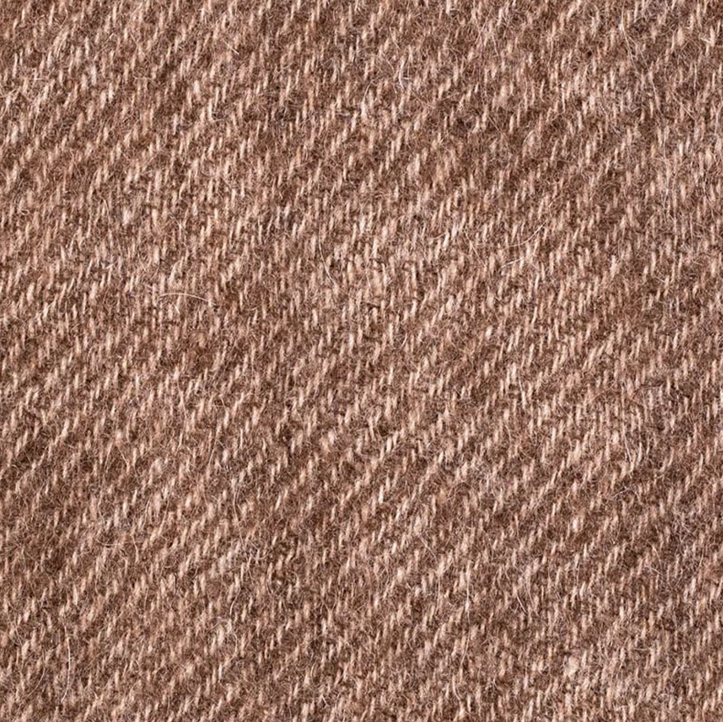 Texture serrée de laine brune, motif tissé en diagonales. Alt: Châle de Méditation 100% Laine de Yak—grande écharpe marron à texture douce et chaude.