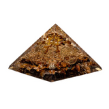 Orgonite Œil de Tigre – Arbre de Vie et Protection Énergétique, pyramide translucide avec inclusions dorées et motif d’arbre gravé.