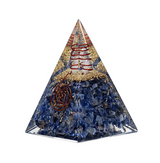 Objets: pyramide orgonite en forme de tetraèdre avec sodalite et quartz cristal de roche, motifs lune et étoiles en spirale cuivre.