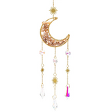 Attrape-Soleil Lune Pierre de Lune Rose – Féminité, Douceur et Harmonie Intérieure: pendentif lune doré décoré de pierres rose pâle et chaînes, pendants en cristal suspendus.