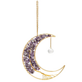 Attrape-Soleil Lune en croissant doré garnie d’améthystes violettes et pendentif cristal, suspendue par une chaîne.