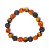 Bracelet composé de perles en rudraksha orange et d’obsidiennes noires avec des accents tiger eye et pierre de lave, rondes et alignées en chaîne ronde.