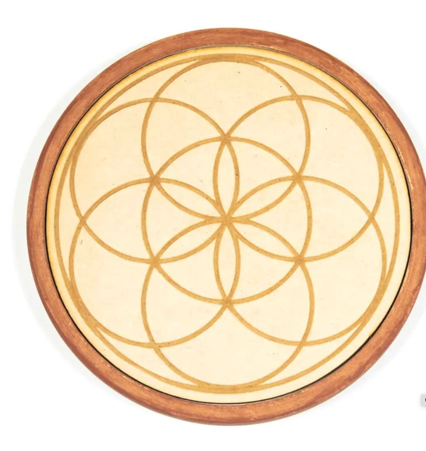 Grille de cristal circulaire avec motif géométrique en cercles dorés sur fond clair, encadrement en bois.