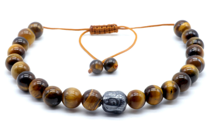 Bracelet ajustable Bouddha en Œil de Tigre avec perles brunes et pendentif central métallique, corde ajustable et nœud décoratif.