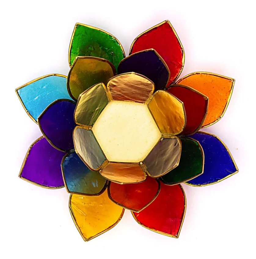 Bougeoir Lotus en coquille de Capiz multicolore formant une fleur, lumière et énergie sacrée.
