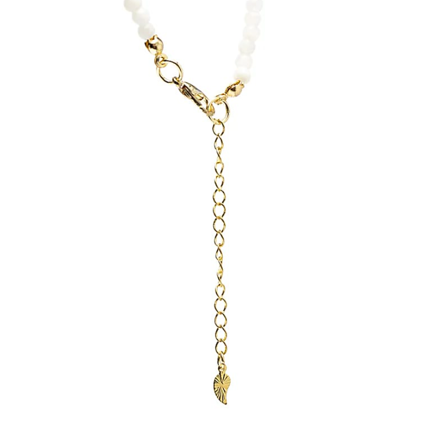 Collier pendante pierre de lune avec coquille motif lune, collier argenté et perles blanches, pendentif ajustable en chaîne dorée.