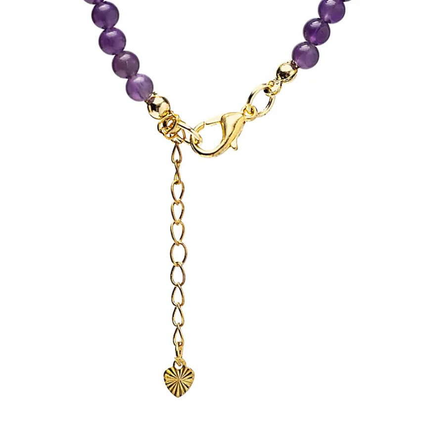 Collier améthyste avec pendentif soleil doré et chaîne rallonge à maillons, acabarté d’un petit cœur.