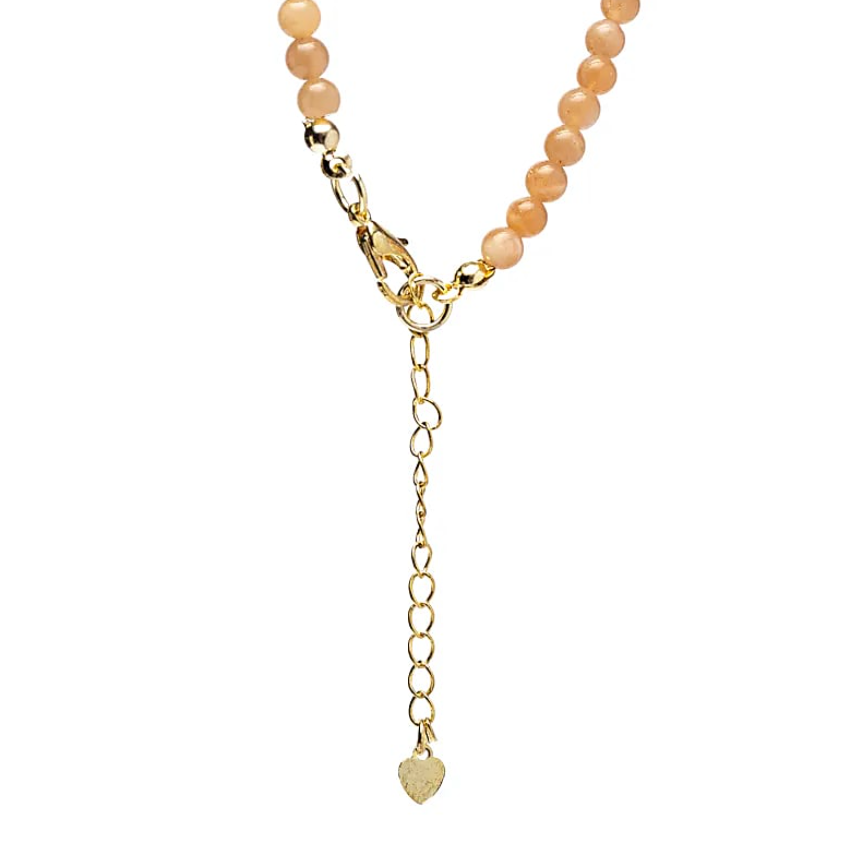 Collier pendante en perles roses avec lanière en chaîne dorée et petit pendentif en forme de cœur sur l’extrémité, version élégante pour le Collier Pierre de Soleil Pendentif Pierre de Soleil – Rayonnement et énergie positive