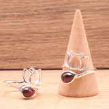 Bague Lotus Grenat & Argent 925 – Amour & Vitalité : bague ornée d’un motif lotus argenté et une pierre grenat, sur anneau élégant.