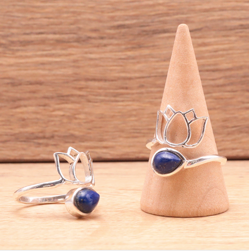 Bague lotus en argent 925 avec pierre lapis-lazuli ronde et motif fleur stylisé, sur un support conique.