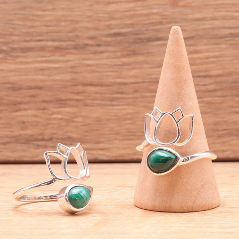 Bague en argent 925 avec pierre malachite verte et motif lotus, présentation sur support conique, esprit transformation et protection.