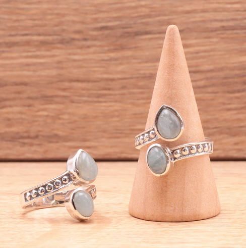 Bague Onde Cristalline en Aigue-Marine et Argent 925, avec pierres ovales et détails argentés scintillants.