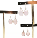 Boucles d’oreilles Caresse de Rose – Quartz rose & Argent 925 exhibées sur présentoir, variantes tailles.