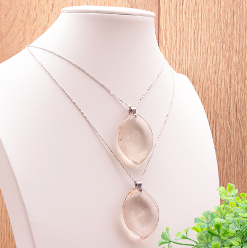 Pendentif Umbra – Cristal de Roche Fumé: deux pendentifs en quartz fumé transparents suspendus sur des chaînes argentées.