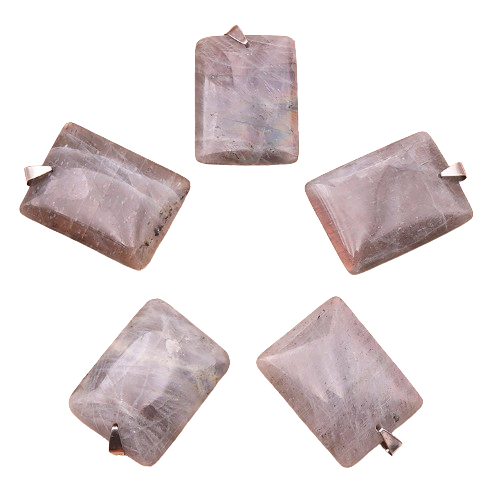 Pendentif Iris – Labradorite Violette: pendentif en labradorite violette rectangulaires, bruts, avec de petites bélières argentées.