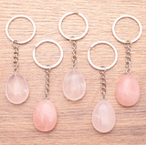 Porte-clés rainurés à chaîne avec crochets, chacun ornant une pierre quartz rose en forme d’œuf.