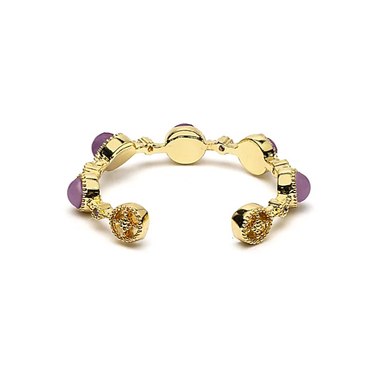 Bague ouverte en or avec améthystes violettes et détails rotatifs, design texturé évoquant sérénité et clarté intérieure.