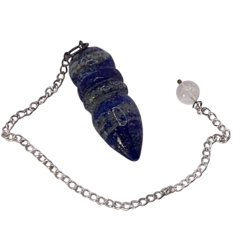 Pendule égyptien en lapis-lazuli sous forme de spirale bleue avec chaîne argentée et petit pendentif rond translucide.