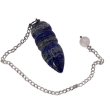 Pendule égyptien en lapis-lazuli sous forme de spirale bleue avec chaîne argentée et petit pendentif rond translucide.
