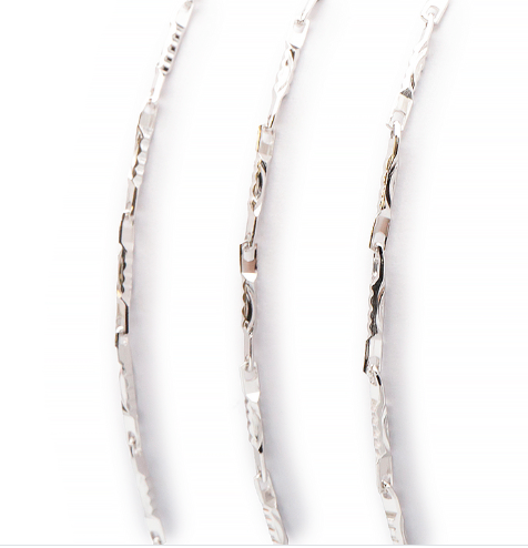 Chaîne Clarté Éternelle – Maille Épi en Argent 925, gros plan sur trois maillons torsadés brillants.