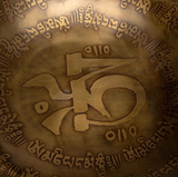 Bol Chantant Gravé 23 cm : disque en bronze with engraved runic-like inscriptions around the edge.