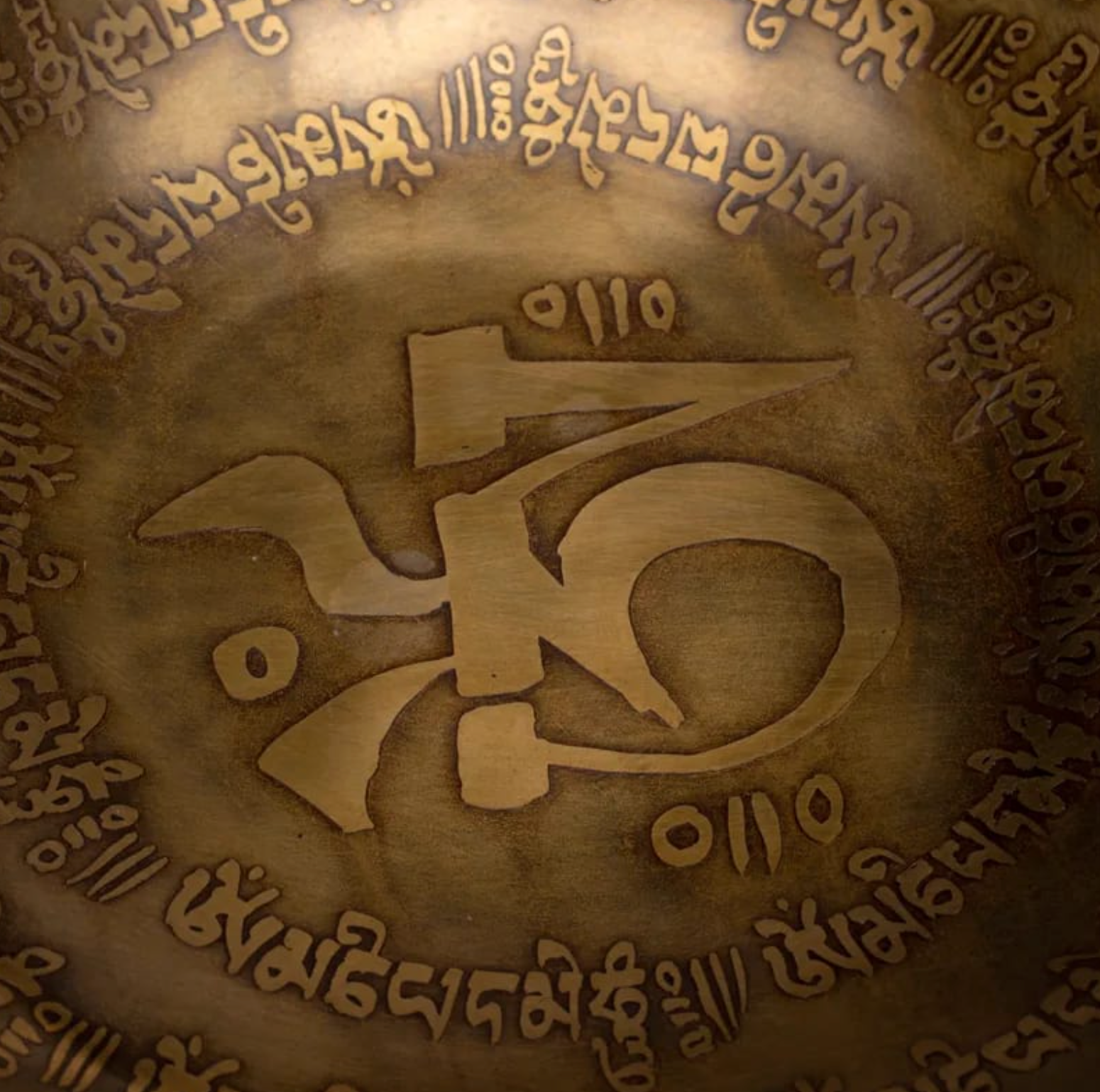 Bol Chantant Gravé 23 cm : disque en bronze with engraved runic-like inscriptions around the edge.