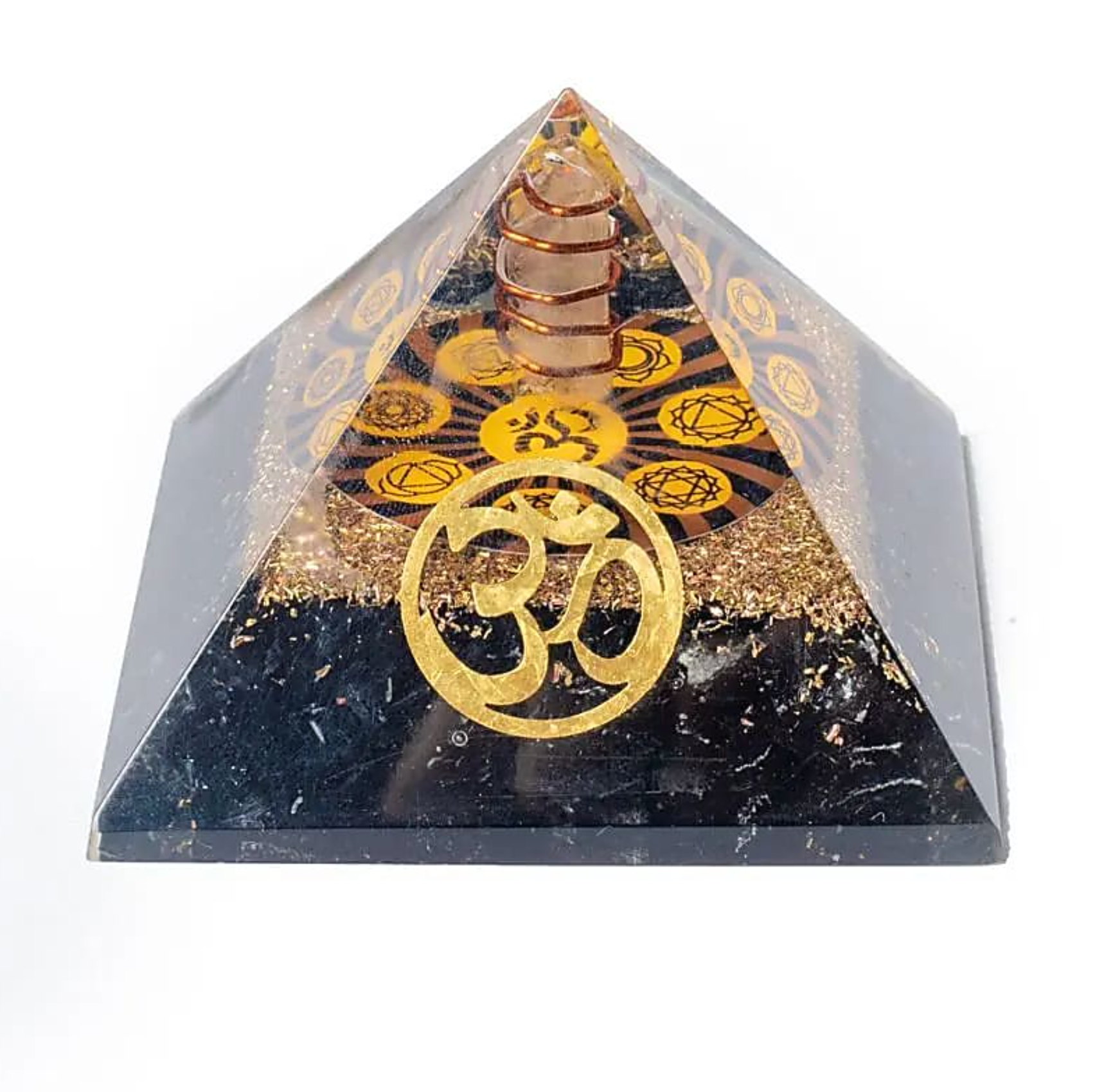 Orgonite Chakra Tourmaline Noire - Om: pyramide en résine transparente avec des motifs dorés et des symboles gravés à l’intérieur, base noire.