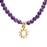 Collier de perles d’améthyste violet avec pendentif soleil doré, symbole lumière et sérénité.